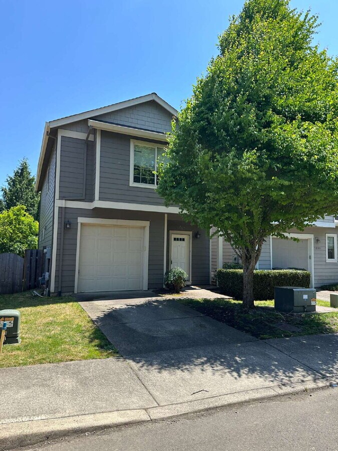 Single Family home in Milwaukie on Private... - Single Family home in Milwaukie on Private...