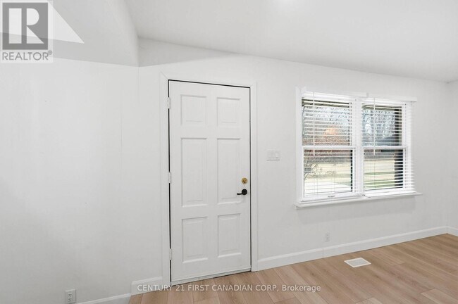 Photo - 1326 Commissioners Rd W