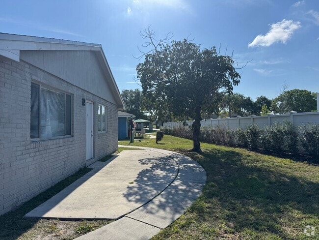 Building Photo - Garage Parking ** 2 Bedroom 1 Bath ** Offe... Rental