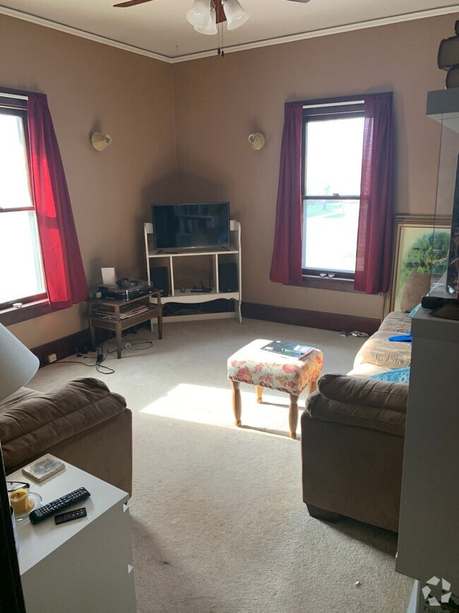 Building Photo - 702 9th St SE Unit 3 Rental