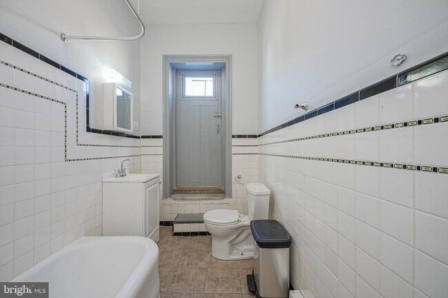 Building Photo - 1525 Tasker St Unit A Rental