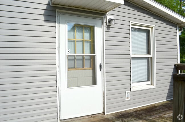 Building Photo - 17350 Riverside Dr Unit Apt.A