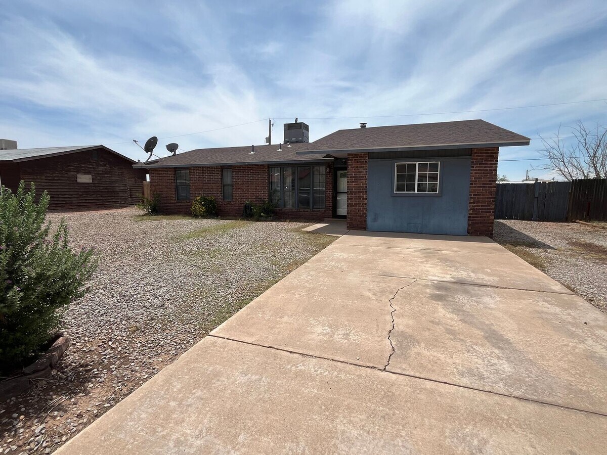 Conveniently located 3 Bedroom, 2 bath Home - Conveniently located 3 Bedroom, 2 bath Home