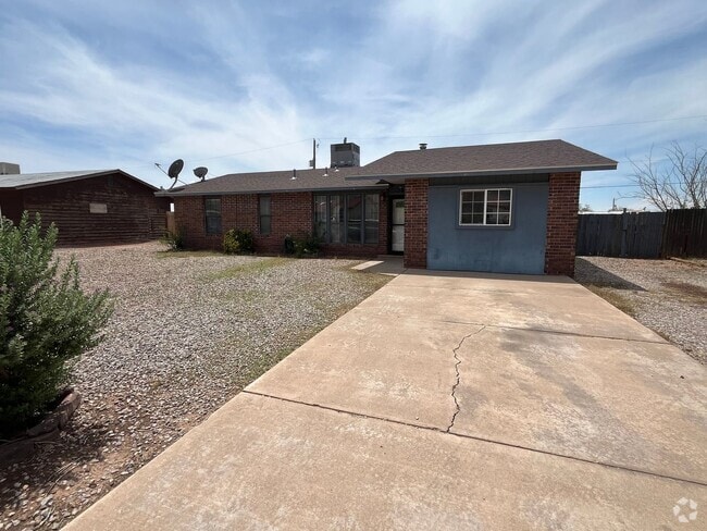 Building Photo - Conveniently located 3 Bedroom, 2 bath Home