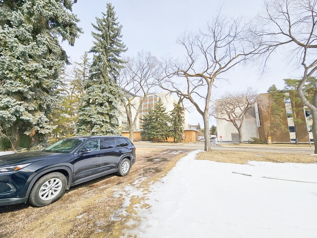 Photo - 8928 116 St NW