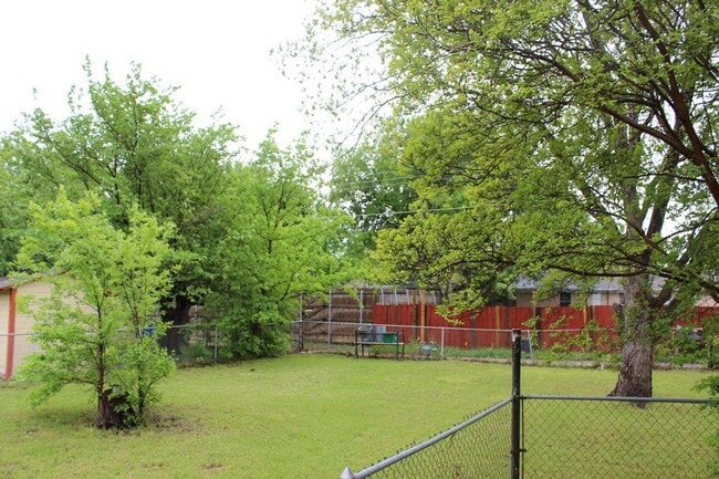 MESQUITE 3 bedroom home with hardwood floors! - MESQUITE 3 bedroom home with hardwood floors!