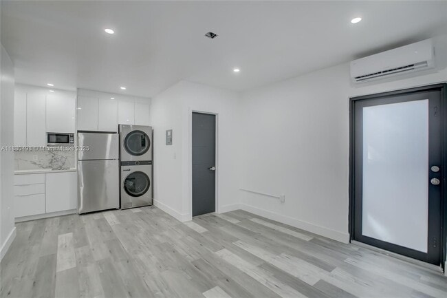 Building Photo - 511 SW 15th St Unit D Rental