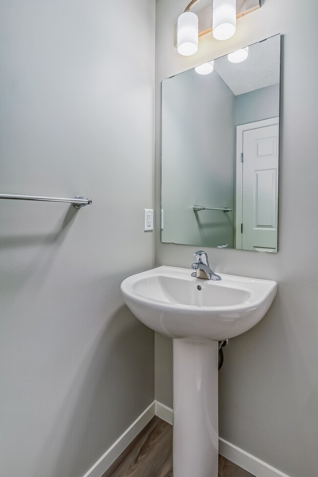 Photo - 15675-15618 18 Ave SW