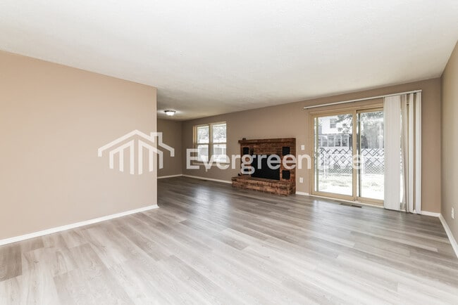 Photo - 4911 Larchview Dr