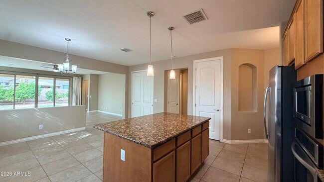 172 E Cres Pl