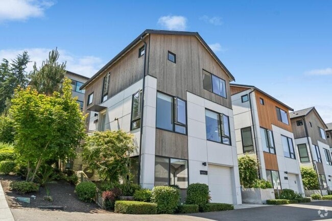 Building Photo - 3 bedroom in Seattle WA 98118 Rental