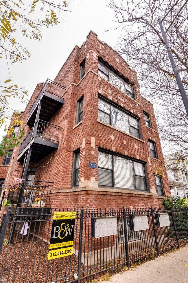 Building Photo - Great 2 Bedroom Unit in a Beautiful building