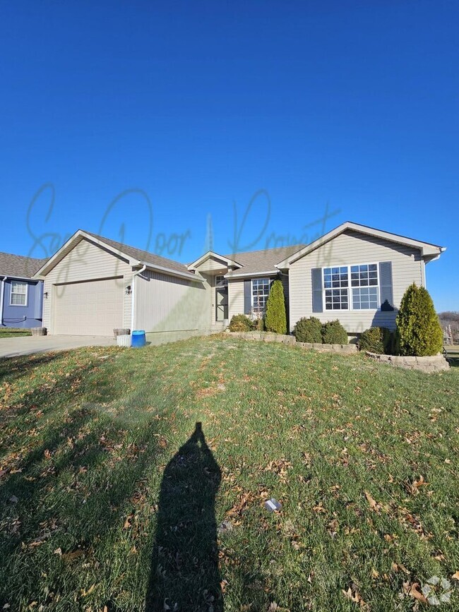 Building Photo - STUNNING GRAIN VALLEY HOME!!!