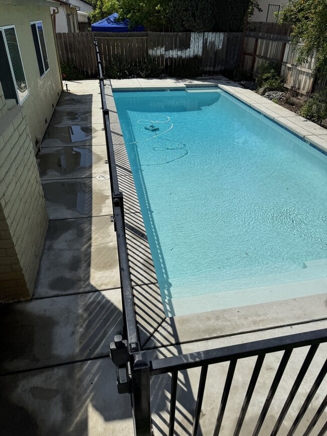 Building Photo - Tracy 4 Bedroom 2 Bathroom Home with a pool