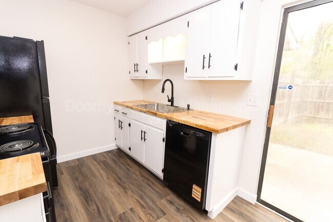 Photo - 1118 McBrien Rd
