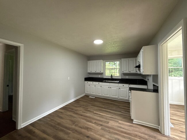 Photo - 610 N McLemore Ave