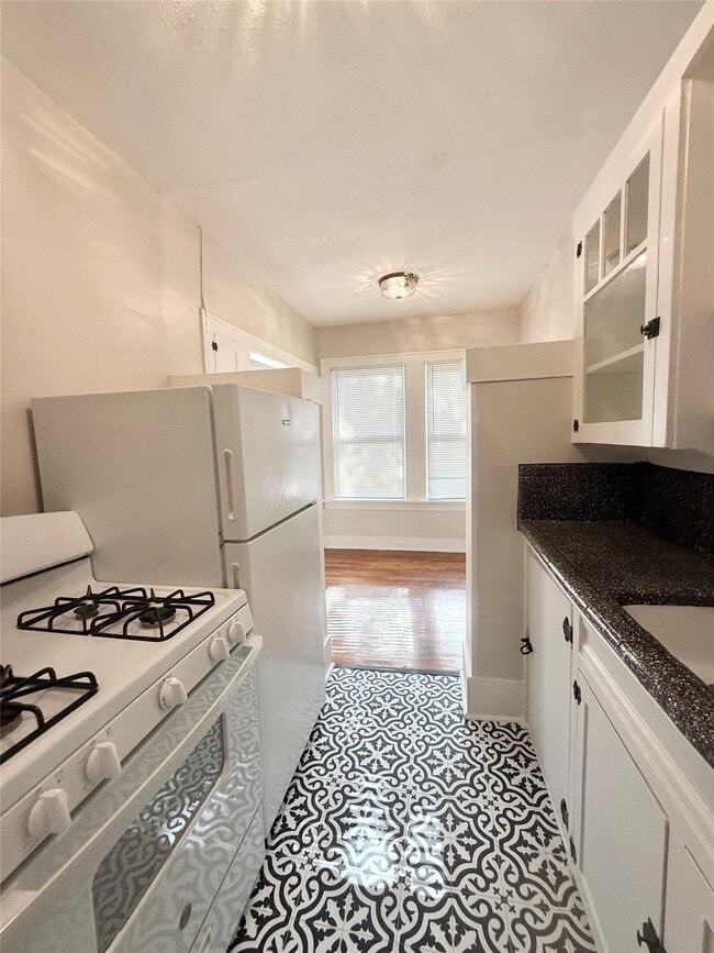 Building Photo - 1136 Berthea St Unit 01