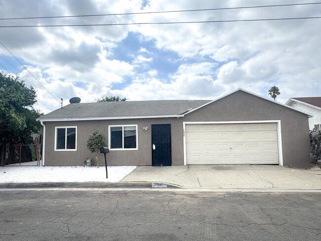 Photo - 7830 Alpaca St