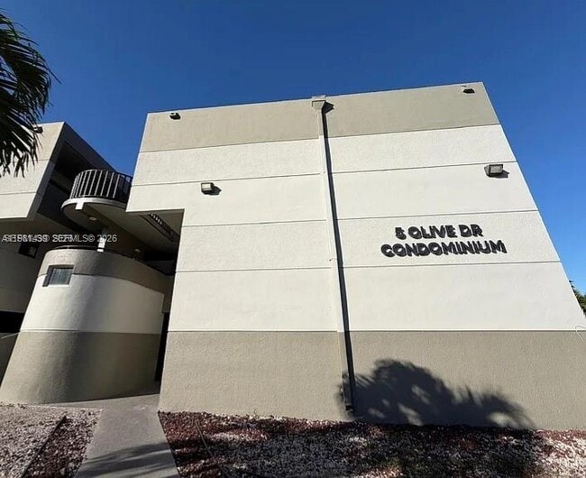 Building Photo - 5 Olive Dr Unit 24