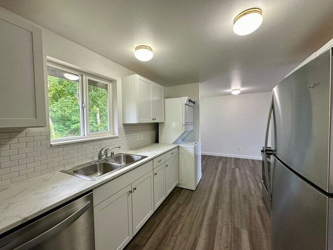Photo - 2025 Yew St