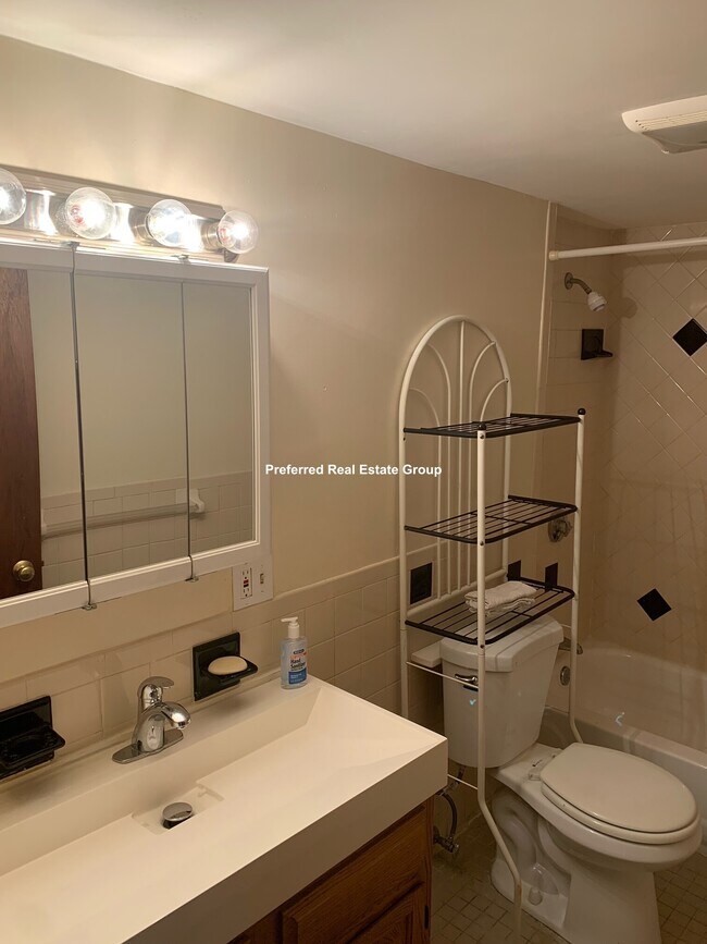 Photo - 96 Millet St Unidad 1