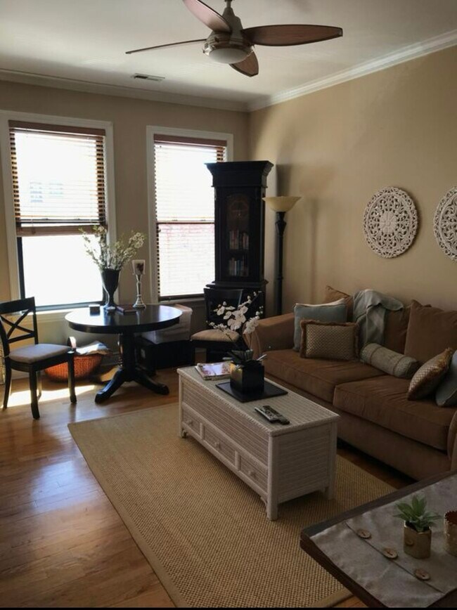 Living Room - 1654 W Wabansia Ave Unit 2