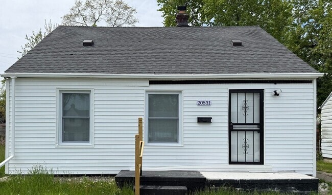 Building Photo - Renovated 4-Bedroom Home – We Welcome Sect...