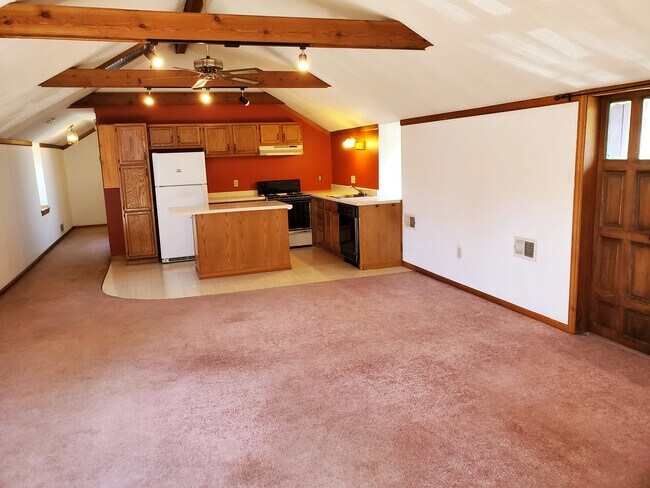 SPACIOUS GREAT FOR ENTERTAINING - 27 Richmond St Unit 1