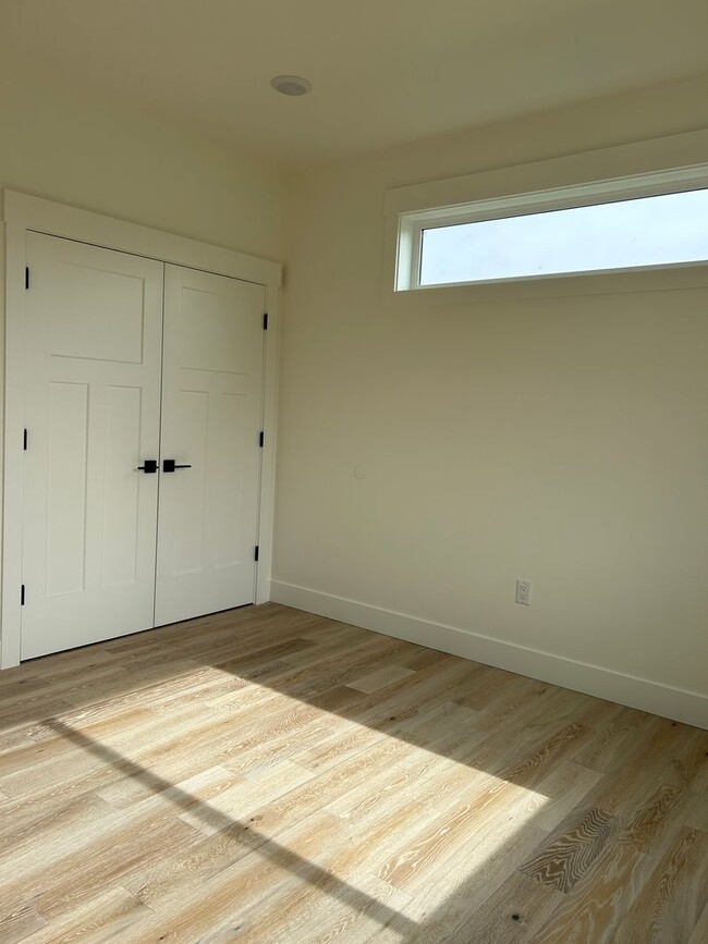 Photo - Gorgeous Custom Condo in Hamilton