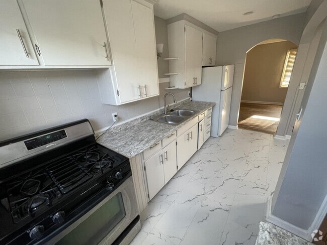 Building Photo - 572 Woodbury Ave Rental