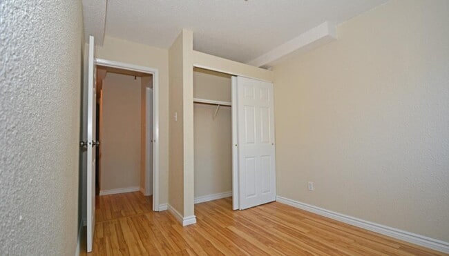 Photo - 10-214 Harlington Crescent