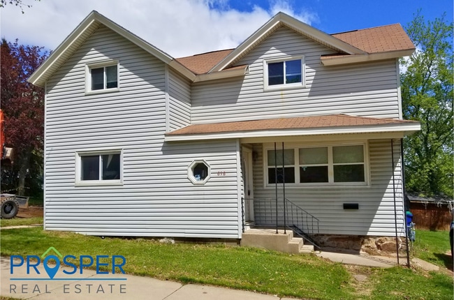 Building Photo - Spacious Wausau 4-Bedroom with Porch & Backyard