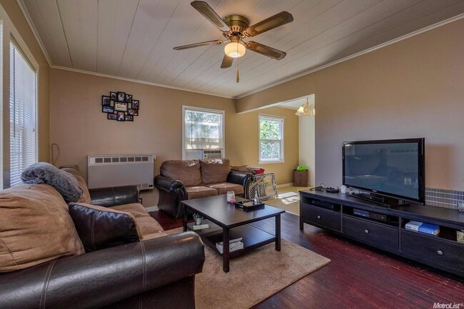 Photo - 636 Myrtle Ave