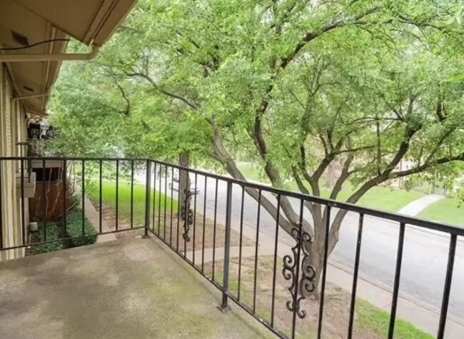 Photo - 5838 Sandhurst Ln