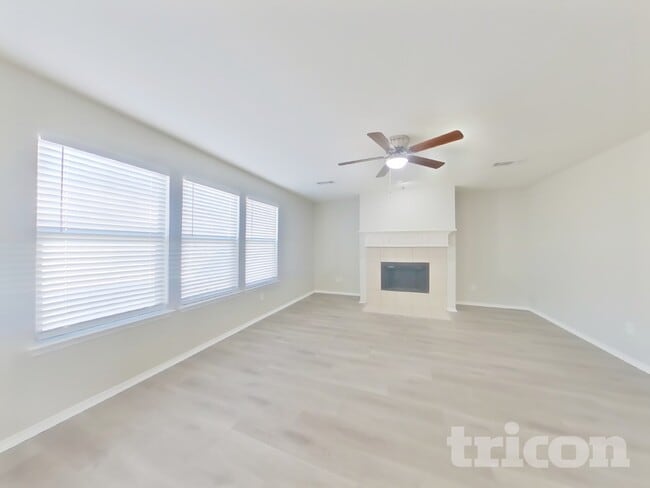 Photo - 5033 Meridian Ln