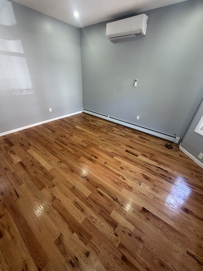 Building Photo - 2776 Bainbridge Ave Unit 1