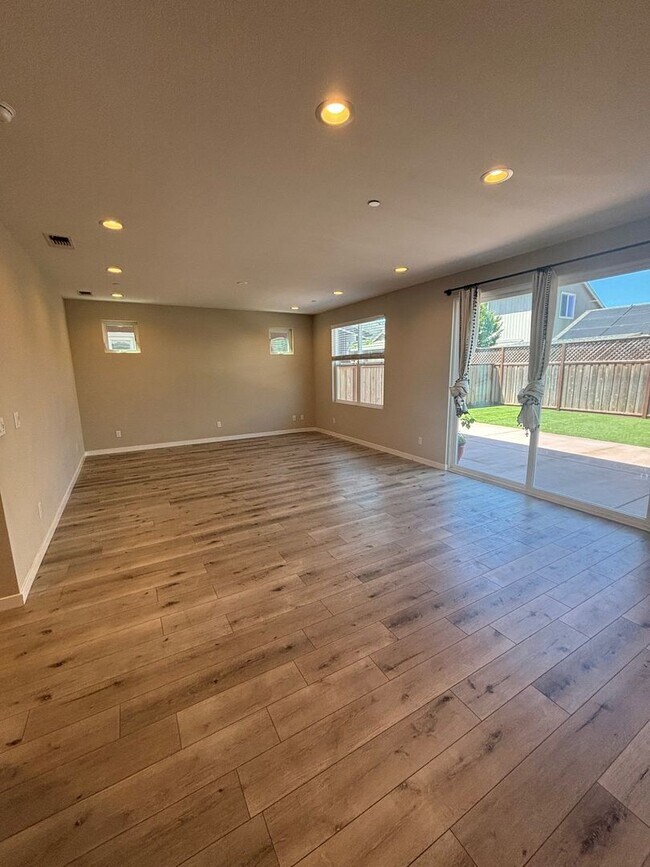 Photo - 4 Bedroom 2.5 Bathroom Single Family Home ...