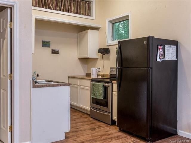 Downstairs Unit of Black Mountain Duplex - Downstairs Unit of Black Mountain Duplex