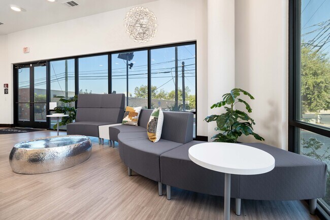 Building Photo - Henderson on Reinli