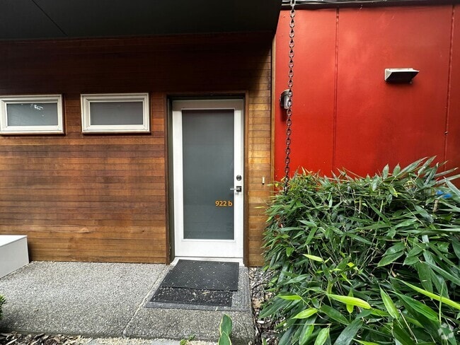Building Photo - Beautiful 2-Bedroom Townhouse with a Loft ...