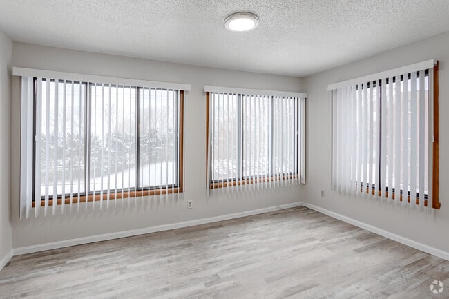 2BR, 1BA - 1000 SF