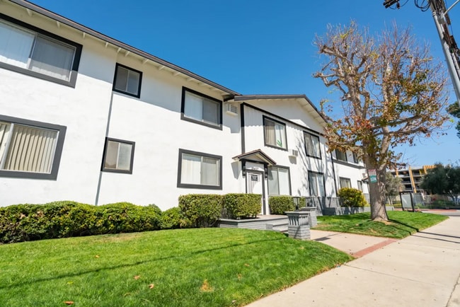 Photo - 18407 Dearborn Street