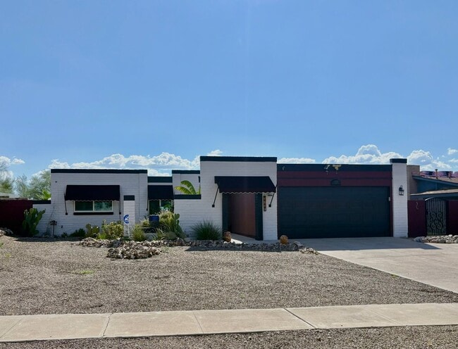 Building Photo - 3720 S Sarnoff Dr