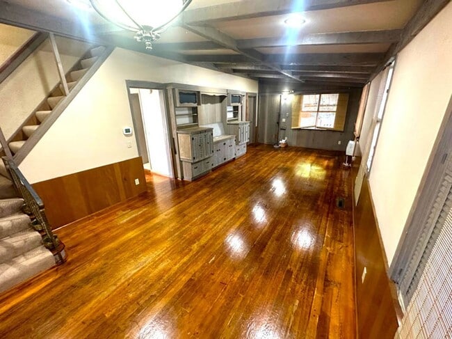 Photo - 3 bed 1 bath, Month to Month in the middle of it all