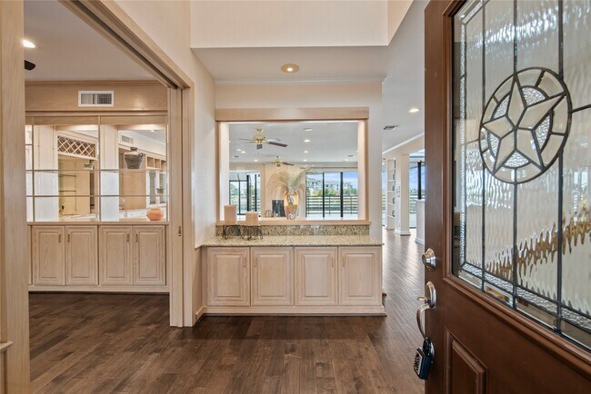 Photo - 2037 Enterprise Ave