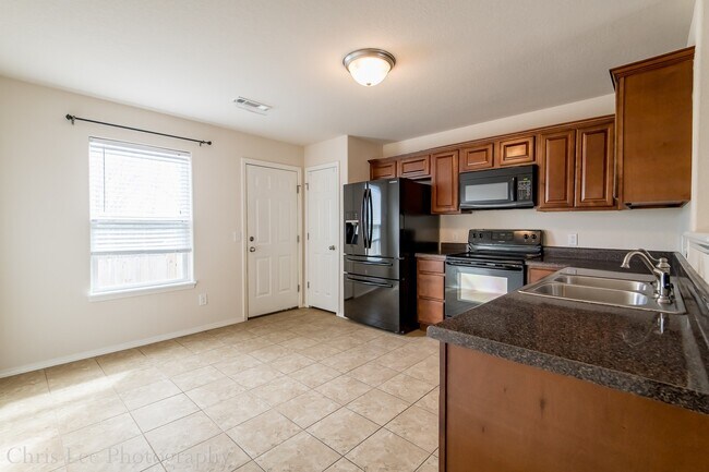 Photo - Well-Kept 3 BR home Near Walmart and Schools!