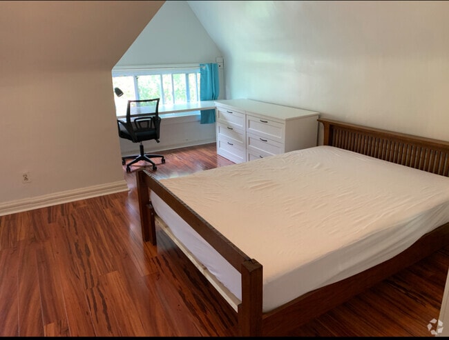 Building Photo - 312 Ophelia St Unit #5- Summer ONLY Rental