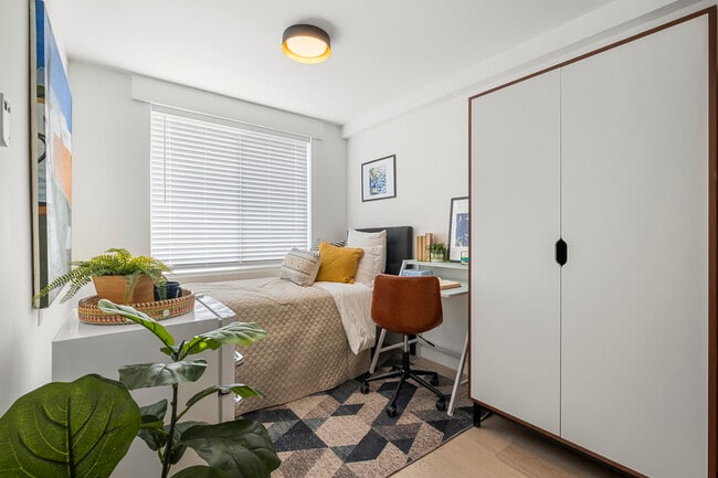 Single - 2701 Durant