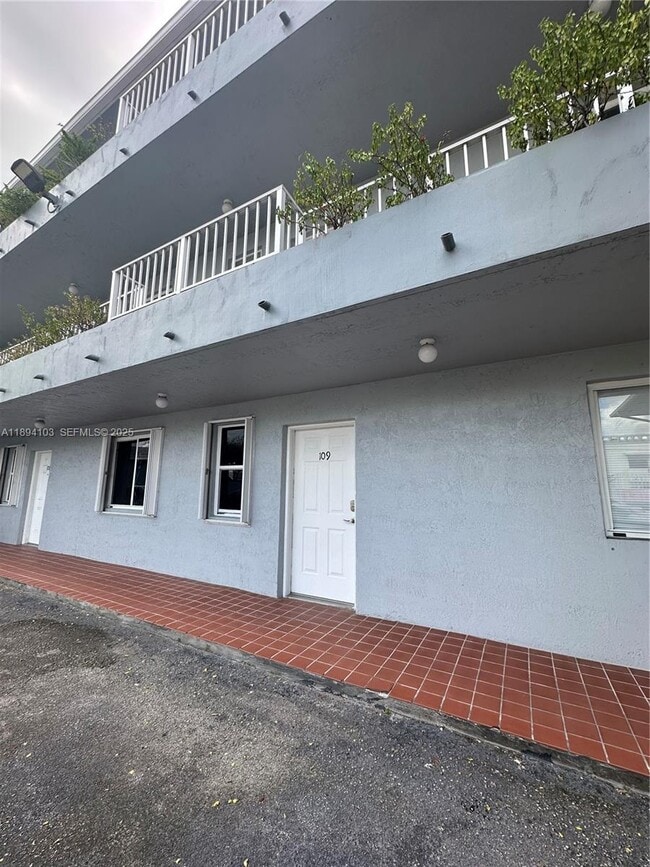 Building Photo - 1852 SW 7th St Unit 109