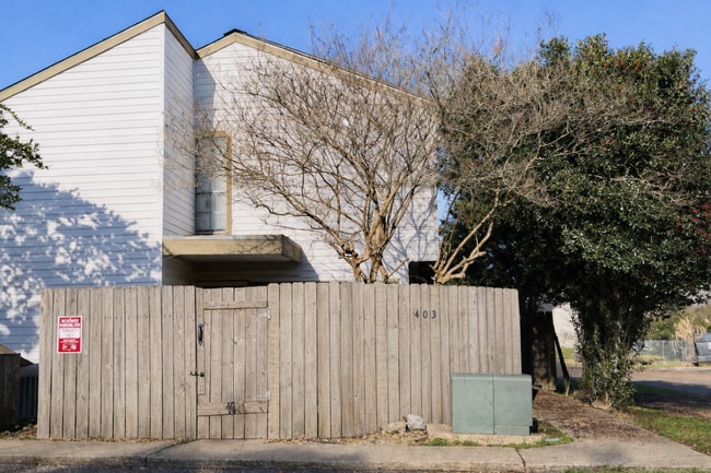 Building Photo - 403 Fox Run Ave Unit 3